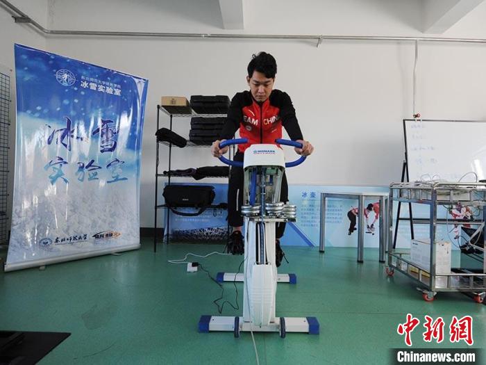 侯凯博在东北师范大学冰雪运动科学实验室进行测试。　刘栋 摄