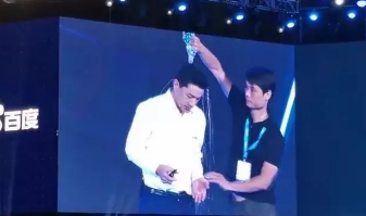 除了李彦宏被泼水,百度AI开发者大会还发生了一件事… 除了李彦宏被泼水,百度AI开发者大会还发生了一件事…