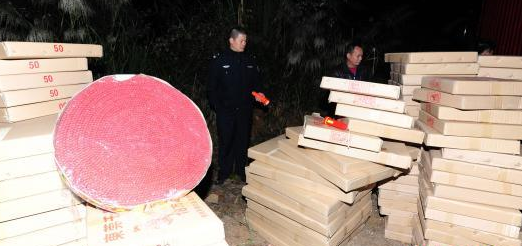 广东云浮市查获大宗非法运输劣质烟花爆竹案 广东云浮市查获大宗非法运输劣质烟花爆竹案