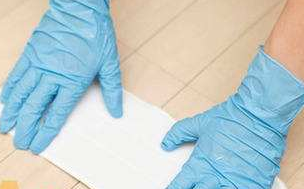 劣质手套贴名牌商标身价暴涨