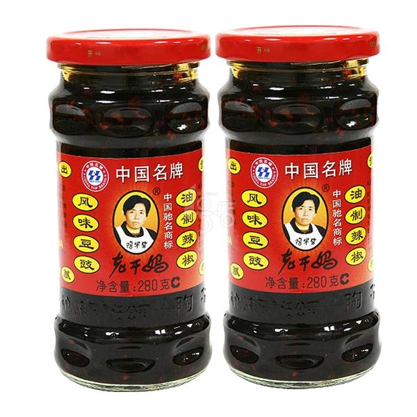 把照片作为商标的女人