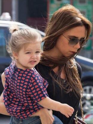 贝嫂维多利亚将5岁爱女贝小七名字注册商标