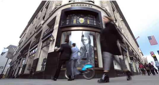 安踏成国内最大上市服饰商 高端品牌True Religio