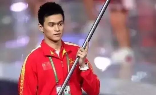 为何郭艾伦不像孙杨那样贴国旗遮商标？中国体育一哥才敢这么任性