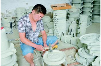 济南小伙开网店卖石磨 每年卖8000多个