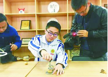 山东济南高中男生发明剥壳器专利卖1万 山东济南高中男生发明剥壳器专利卖1万