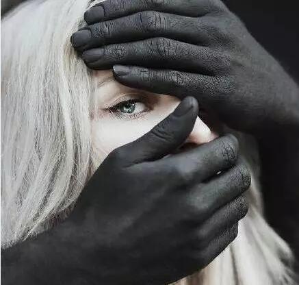 薛之谦新歌封面涉嫌版权侵权？网友怒了！