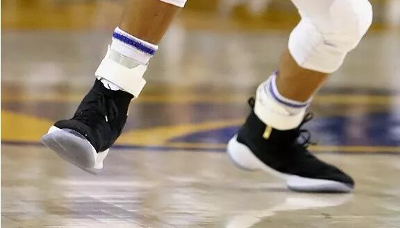 球星也疯狂！库里和哈登都忙着塞袜子只为隐藏耐克商标