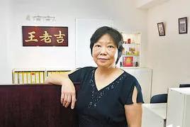 商标争议20年，王老吉加多宝共享红罐，半路却杀出王泽邦传人